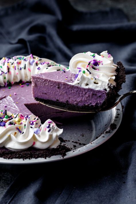 Ube and Coconut Cream Pie Ube Pie, Ube Dessert Recipe, Ube Dessert, Ube Cheesecake, Cookie Crust Recipe, Ube Recipes, Orange Sweet Potatoes, Chocolate Wafer Cookies, Panlasang Pinoy