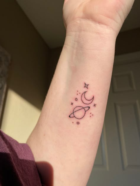 Tattoo Etoile, Tattoo Canvas, First Tattoo Ideas, Venus Tattoo, Flowers Tattoos, Saturn Tattoo, Tato Henna, Animal Tattoo Ideas, Ear Tattoo Ideas