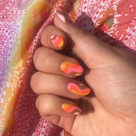 wavy/60s groovy nail art ideas. brown/yellow/pink/orange waves on rounded acrylic/gel nails. 60s Nails, Nail Design Glitter, Wave Nails, Swirl Nails, Drops Baby, Orange Nail, Retro Nails, Romantic Nails, Her Nails