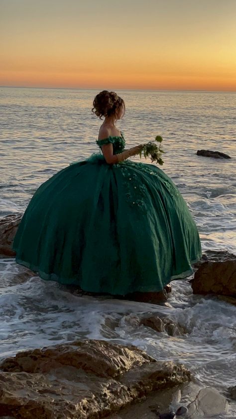 Quinceanera Dresses Green, Green Quince Dress, Quince Picture Ideas, Quince Photoshoot Ideas, Quince Pictures, Green Quinceanera Dresses, Dress Sweet 16, Quinceanera Themes Dresses, Mexican Quinceanera Dresses