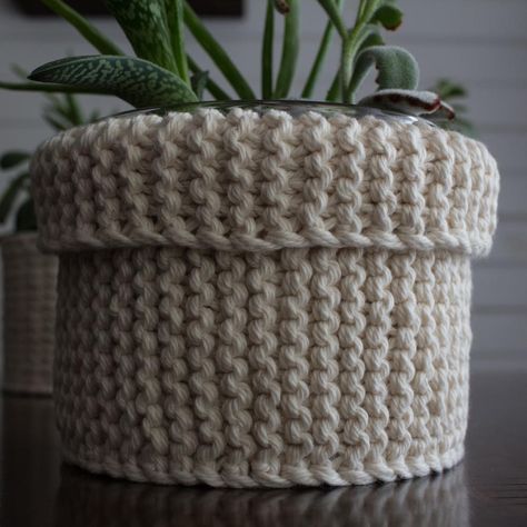 Knitted Pot Plant Covers, Free Knitted Basket Patterns, Knit Planter Cover, Knitted Storage Baskets Free Pattern, Knit Home Decorating, Knit Plant Pot Cover, Knit Basket Pattern Free, Knitted Basket Free Pattern, Diy Dynamite