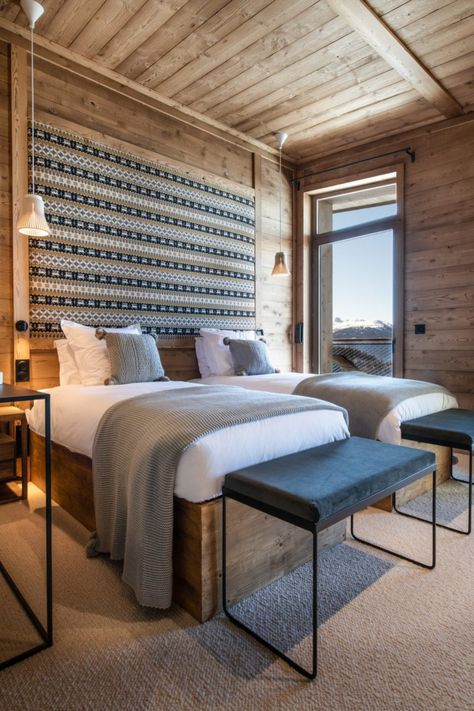 Chalet Bedroom, Mountain Interior Design, Mountain Bedroom, Ski House Decor, Village Center, Mountain Interiors, Modern Chalet, Ski Cabin, Chalet Interior