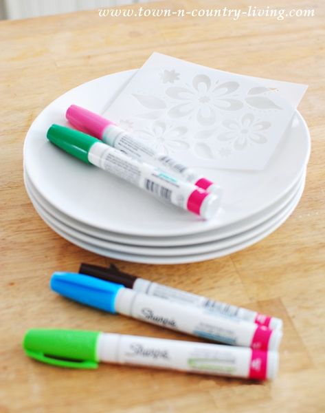 Decorating Dessert Plates with Sharpies - Town & Country Living Decorating Plates With Sharpies, Diy Plate Decorating, Birthday Plates Diy, Decorating Plates, Sharpie Plates, Oil Based Sharpie, Birthday Plates, Pen Projects, Sharpie Drawings