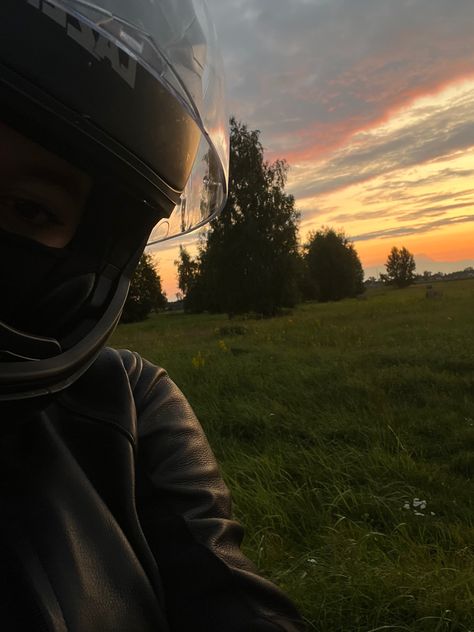 Riding Motorcycle Aesthetic, Motorcycle Girl Aesthetic, Girl Riders, Girl Riding Motorcycle, Sunset Girl, Image Moto, Motorcycle Aesthetic, Female Biker, Motorbike Girl