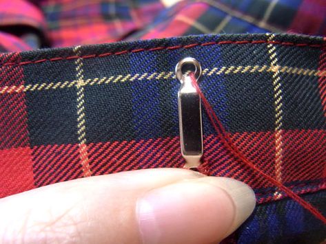 How to sew a hook "bar eye" version. We will link to the explanation QR code in each part of the pattern from now on. Sewing Machine Thread, Everyday Clothes, Paper Patterns, Paper Pattern, A Hook, Sewing Tips, How To Sew, Free Paper, Sewing Hacks