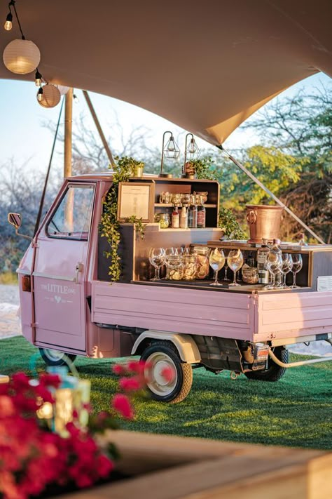 Mobile Dessert Bar, Mobile Bar Camper, Portable Bar Cart, Foodtrucks Ideas, Dessert Cart, Truck Wedding, Mobile Cocktail Bar, Food Truck Wedding, Mobile Bars