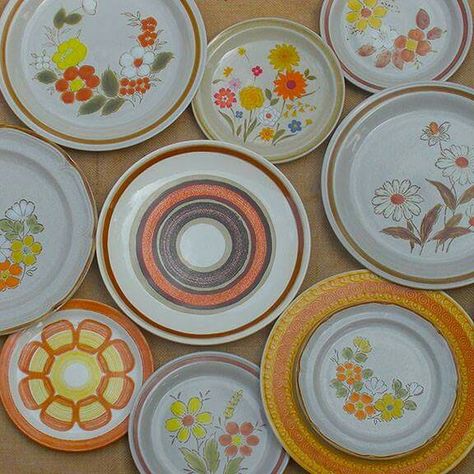 Vintage Stoneware Dinnerware, 70s Dishes, 70s Dinnerware, Eclectic Plates, Retro Plates, Daisy Kitchen, Tablescapes Wedding, Retro Wedding Theme, Nerdy Nummies