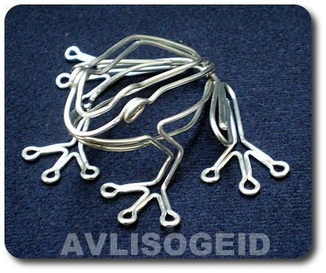 HAND MADE * FROG *.HANDCRAFTED ANIMAL.ALUMINUM WIRE ART Wire Creatures, Wire Frog, Art Fer, Wire Projects, Art Fil, Wire Ornaments, Frog Jewelry, Wire Art Sculpture, Wire Jewelery