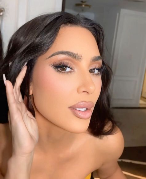 Kim K Lips, Kim Kardashian Makeup 2024, Kim K Makeup Looks Natural, Kim K Eye Makeup, Kim K Makeup Looks, Kim Kardashian Wedding Makeup, Kim Kardashian Eyebrows, Kim K Makeup, Kim Kardashian Makeup Tutorial