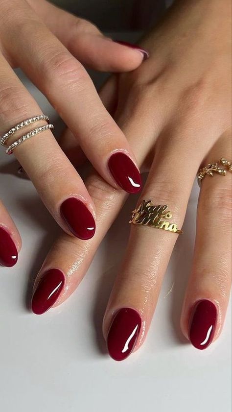 Expensive Nail Colors, Red Dress Nails Ideas, Red Nails Outfit, Red Nails Simple, Bordo Nails, Red Manicure Ideas, Simple Red Nails, Red Nails Manicure, Short Red Nails