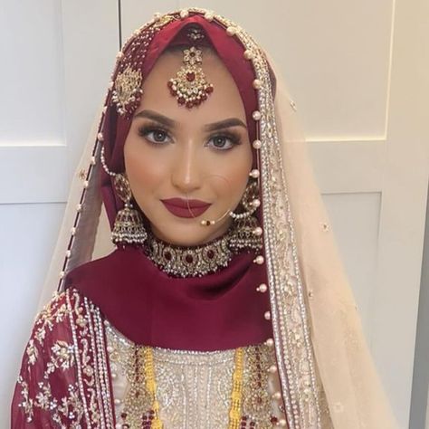 Saarah Hijab Stylist ♡ on Instagram: "Nazifa Allahumbarik🥰 Thank you for trusting me a year back for your nikkah and then also for your Walimah!🥹 It was an absolute pleasure, such a pure bride inside and out Allahumabarik 🤎 Makeup by the lovely @beauty.by.aisha 🥰" Jewellery With Hijab, Hijab Styles Wedding, Hijab Bridal Look, Hijabi Desi Bride, Indian Hijabi Bride, Nikkah Hijab, Hijabi Bride Pakistani, Hijab Bride Pakistani, Hijab For Wedding