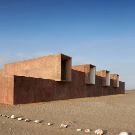 a short reddish brown modern, geometric building in the desert Arch Exterior, Thomas Heatherwick, Genius Loci, Desert Design, Architecture Collage, Wadi Rum, Brick Architecture, Minimalist Architecture, Architecture Exterior