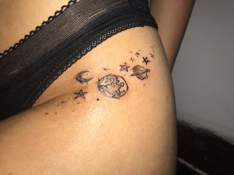 planets hip tattoo Slay Drawing, Tattoo Planets, Waist Tattoos, Hip Thigh Tattoos, Hip Tattoos, Arrow Tattoo, Tattoo Feminina, Hip Tattoo, Disney Tattoos