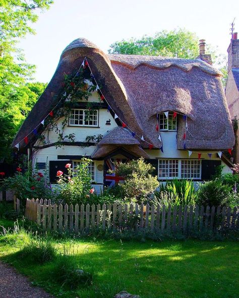 Yanmin (@joyful_little_journeys) • Instagram photos and videos Cottagecore Garden, Cute Cottages, Fairytale House, Cottage Aesthetic, Fairytale Cottage, Storybook Cottage, Style Cottage, Cottage In The Woods, Thatched Cottage