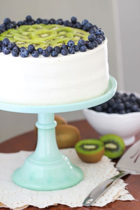 Blueberry Kiwi Souffle Cake Homemade Food Recipes, European Cakes, Kiwi Cake, Fruit Cake Design, Step By Step Recipes, Cream Decor, Meringue Cake, Food Recipes Easy, Russian Food