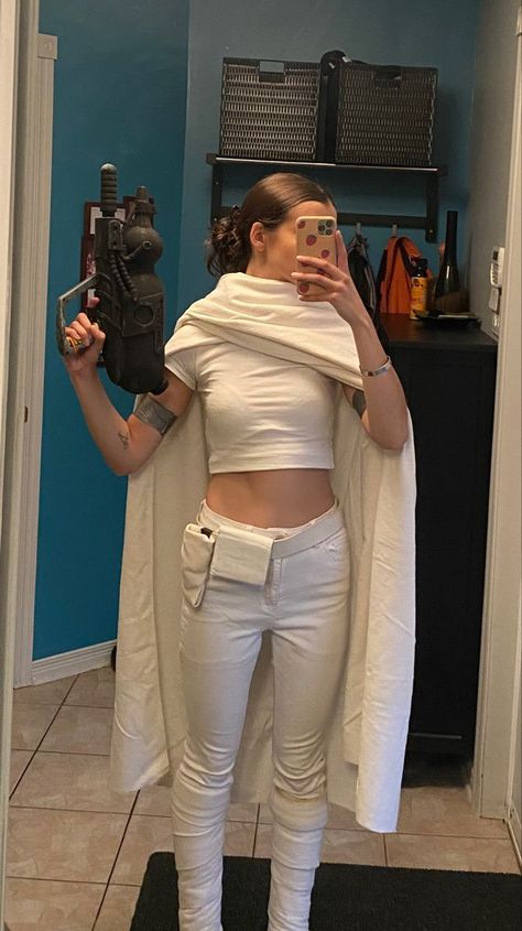 Woman Jedi Costume, Fan Expo Costumes, Starwars Costume Family, Easy Padme Costume, Yoda Costume Diy Woman, Hot Princess Leia Costume, Princess Padme Costume, Star Wars Casual Cosplay, Star Wars Costumes Padme