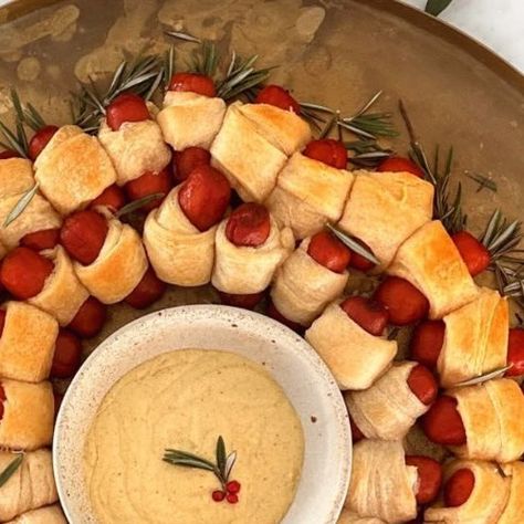 Jessie Jane Daye on Instagram: "Lit’l Smokies Wreath 🌿 Never met a mini cocktail frank I couldn’t theme around a holiday. Easy peasy. #easyrecipes #christmas" Little Smokies Wreath Christmas, Little Smokies Crescent Rolls, Lil Smokies, Food Boards, Save For Later, Crescent Rolls, Christmas 2024, Christmas Dinner, Easy Peasy