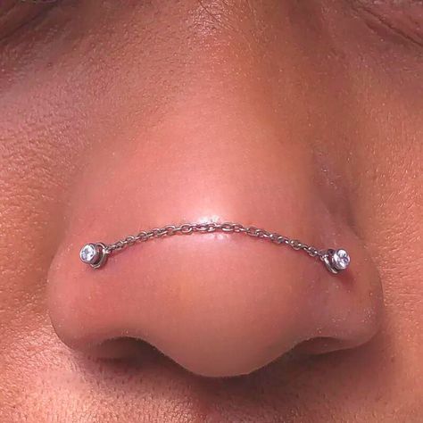 Nose Chain Piercings, Piercings Aesthetic Nose, Nose Piercings Chain, Chain Over Nose Piercing, Nose Chain Piercing Aesthetic, Nose Piercing Types, Nasallang Piercing Chain, Nose Peicerings, Chain Piercing Nose