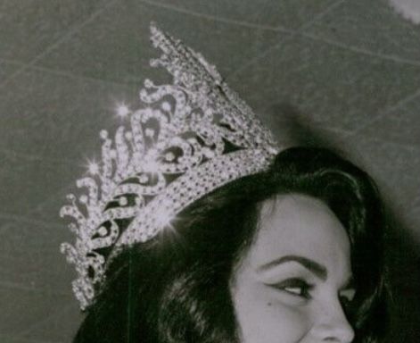 Prom Queen Crown Aesthetic, Vintage Pageant Aesthetic, Pageant Crown Aesthetic, Beauty Pageant Aesthetic Vintage, Pageant Winner Aesthetic, Beauty Pagents Aesthetic, Pageant Vision Board, Pageantry Aesthetic, Miss America Aesthetic