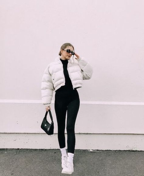 White Jacket Outfit Aesthetic, White Puffer Coat Outfit, Puffer Jacket Outfit Black, Puffer Jacket Outfit Ideas, White Puffer Jacket Outfit, Short Jacket Outfit, Cropped Jacket Outfit, Puffer Coat Outfit, White Puffer Coat