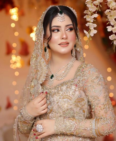 Pakistani Bridal Makeup Hairstyles, Pakistani Makeup Looks, Nikah Outfit, Bride Photos Poses, Pakistani Bridal Makeup, Bridal Makeup Images, Desi Wedding Dresses, Bridal Makeover, Golden Dress