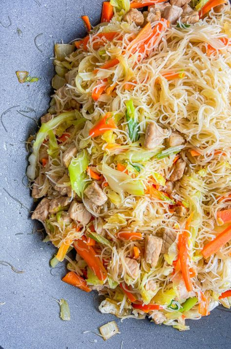 Recipe With Pork, Phillipino Food, Filipino Pancit, Pancit Recipe, Easy Filipino Recipes, Philippines Recipes, Cibo Asiatico, Philippines Food, Asiago