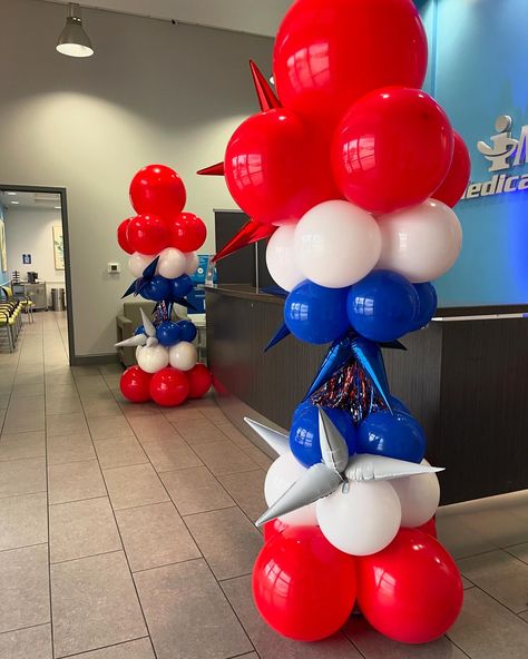 💫🎈Impress your clients and employees with our elegant balloon setups for corporate events! 💫🎈Contact us to celebrate in style, link in bio #sempertex #sempertexballoons #toyworldinc #corporateevents #globos #balloons #balloonsorlando #orlandoballoons #loononna #balloongarland #balloonarch #ballooncolumns Corporate Balloon Decorations, Patriotic Balloon Columns, Ballon Tower, Patriotic Balloons, Gemini Life, College Party, College Parties, Balloon Columns, Red Balloon