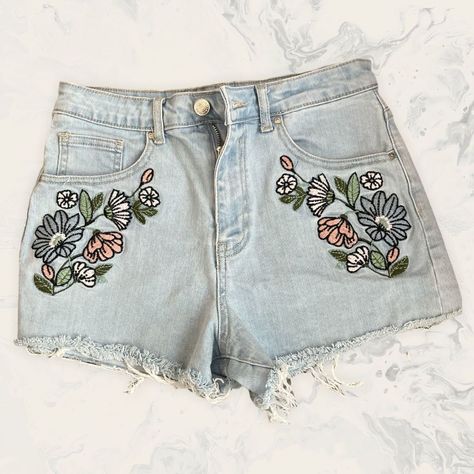 Forever 21 Embroidered High Rise Denim Shorts- Size 27 - Light Blue Jeans Nwot Waist 28” Lenght: 13” Measures Are Approximate Stretch Fabric Dark Denim Shorts, Festival Shorts, White Denim Shorts, High Rise Denim Shorts, Light Blue Jeans, Jeans For Short Women, Cut Off Jeans, Black Denim Jeans, Button Fly Jeans