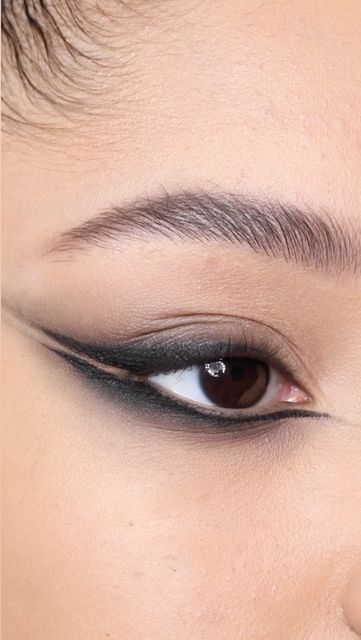 Blurred Eyeliner, Elongated Eye Makeup, Smudged Eyeliner Look, Eyeliner Under Eye, Androgynous Makeup, Smoky Liner, Inglot Eyeliner, Grungy Makeup, Smokey Liner