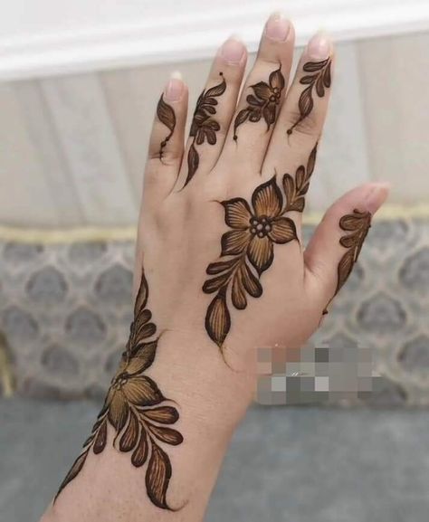 Henna Crown, Elegant Henna, Crown Tattoos, Simple Mehendi Designs, Tato Henna, Legs Mehndi Design, Arabic Henna, Rose Mehndi Designs, Mehndi Designs For Kids