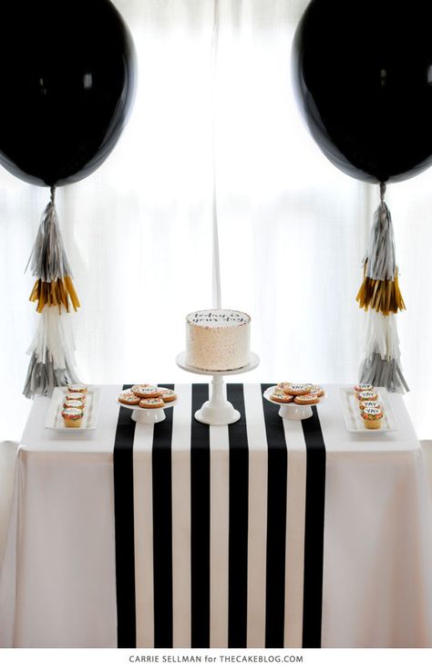 Graduation Party Inspiration, Graduation Party Desserts, White Baby Showers, Party Dessert Table, Diy Event, Silvester Party, White Balloons, Wedding Balloons, Graduation Decorations