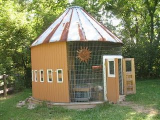 Corn crib chicken coop #chickencoopdiy Diy Dog Kennel Outdoor, Chicken Coops Ideas, Portable Dog Kennels, Kennel Ideas Outdoor, Cheap Dog Kennels, Cheap Chicken Coops, Corn Crib, Wooden Dog Kennels, Portable Chicken Coop