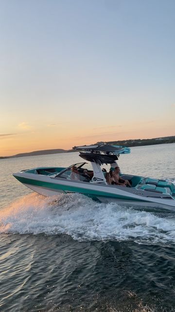 Surf Boat Aesthetic, Wake Boat Aesthetic, Lake Asthetic Picture Boat, Boating Aesthetic Lake, Boat Lake Aesthetic, Lake Boat Aesthetic, House Boat Living, Tige Boats, Boat Aesthetic Summer