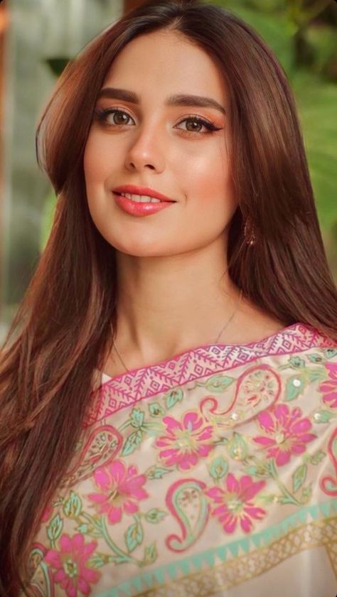 #iqraaziz Pakistani Beauty, Sana Javed, Pakistan Dress, Body Hot, Maya Ali, Iqra Aziz, Mahira Khan, Girl Crush Fashion, Drama Queen