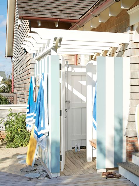 Beach House Bathrooms, Outdoor Shower Beach, Dix Blue, Beach House Outdoor, Outdoor Shower Enclosure, Dream Farmhouse, Outdoor Baths, Shore House, Outdoor Bath