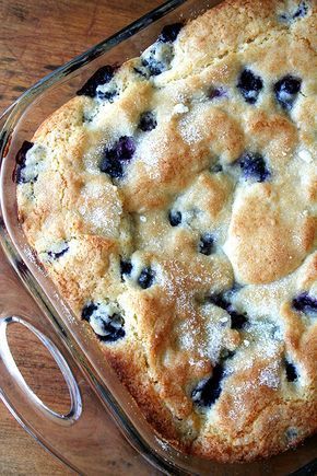 Buttermilk Blueberry Breakfast Cake; very yummy. Used frozen instead of fresh blueberries. May or may not have contributed to the very thick and sticky batter and the 15-20 extra mins cooking time. They definitely turned the cake purple! Delicious, though. Puding Roti, Blueberry Breakfast Cake, Blueberry Breakfast, Blueberry Cobbler, God Mat, What's For Breakfast, Red Lobster, Think Food, Cupcake Cake