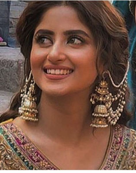 Hairstyles With Sahara Earrings, Mehendi Hair, Sajal Ali Wedding, Sahara Earrings, Kaan Chain, Bridesmaid Jewellery, Brown Girl Aesthetic, Angel Goddess, Sajal Ahad