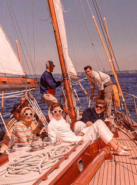 Jackie Kennedy boating with friends on Labor Day, 1962. #kennedy #jackiekennedy #oldmoneyaesthetic #eastcoat #coastal #coastalgrandmother #summerstyle #summerfashiontrends Vintage Yacht Aesthetic, Vintage Sailor Aesthetic, Kennedys Aesthetic, Jfk Sailing, Labor Day Aesthetic, Sailor Aesthetic, Sailing Aesthetic, Americana Summer, Yacht Fashion