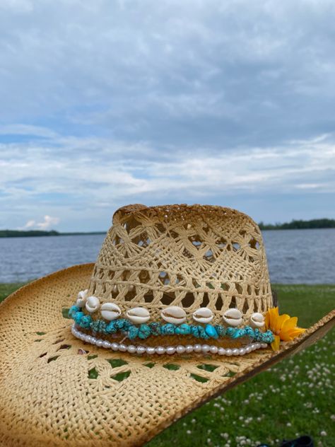 Beachy Cowgirl, Costal Cowboy, Coastal Cowgirl Hat, Hobby Lobby Crafts, Costal Cowgirl, Cowgirl Summer, Hat With Flowers, Boho Chic Bags, Cowgirl Accessories