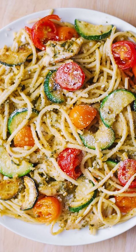 Basil Pesto Chicken Spaghetti with Zucchini and Cherry Tomatoes on a white plate Tomato Chicken Spaghetti, Pasta And Zucchini, Spaghetti With Chicken, Resep Oatmeal, Pasta With Zucchini, Tomatoes And Zucchini, Pesto Spaghetti, Chicken Tomatoes, Fest Mad