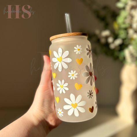 Cup Decoration Ideas Coffee Mugs, Sippers With Straw Aesthetic, Ice Coffee Starbucks, Random Cute Things, Cup Aesthetic, Daisy Heart, Cup With Name, Straw Flowers, Drinks Summer