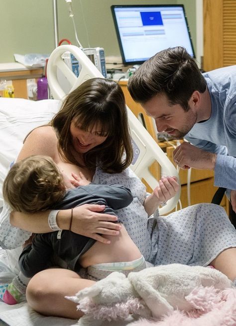 Sweet Photos of a Mom in Labor Breastfeeding Her Toddler Prove Women's Bodies Can Do It All Purposeful Life, Waiting For Baby, Pregnancy Labor, Mom Show, Birth Photographer, Birth Photography, Third Baby, Pregnant Mom, Family Lifestyle