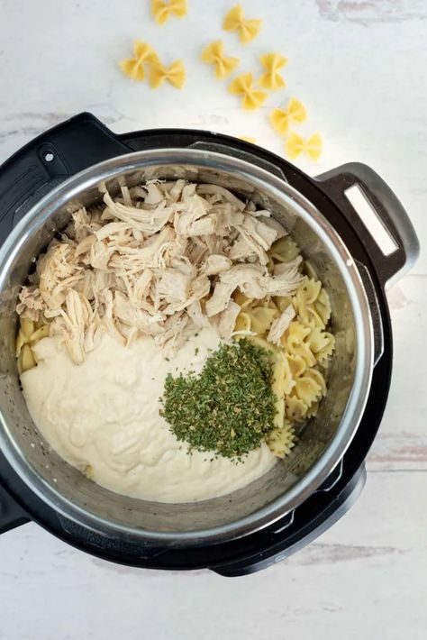 Cooked noodles, shredded chicken, seasonings, and Alfredo sauce added to an Instant Pot. Instant Pot Chicken Alfredo, Jarred Alfredo Sauce, Instant Pot Dinner, Chicken Bacon Pasta, Enchilada Pasta, Chicken Alfredo Recipes, Chicken Alfredo Pasta, Sauce Chicken, Bacon Pasta