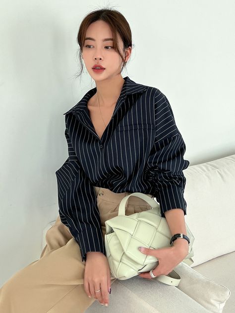 Blue Striped Blouse Outfit, Black Striped Shirt Outfit, Striped Blouse Outfit, Blue Striped Shirt Outfit, Striped Top Outfit, Outfits With Striped Shirts, Oversized Shirt Outfit, Outfits Con Camisa, Vertical Striped Shirt