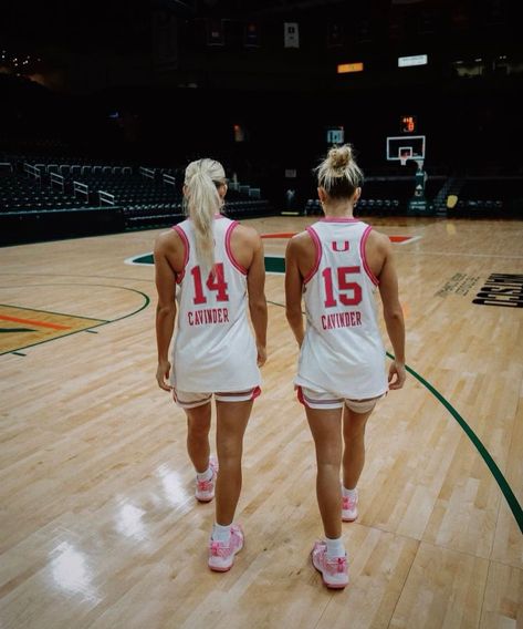 Duo Media Day Poses, Duo Basketball Media Day Poses, Cavinder Twins, Basketball Poses, Basketball Couples, Volleyball Pics, Basketball Pics, Basketball Pictures Poses, Sport Fits