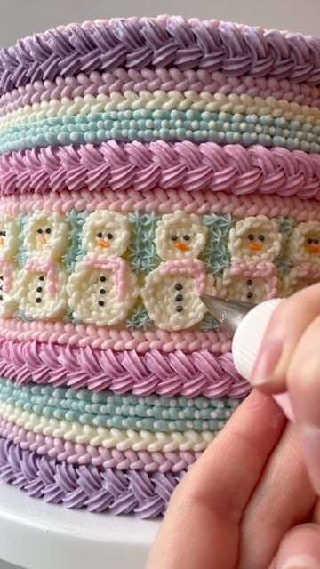 Sweater Cake Design, Sweater Cake, Christmas Sweater Cake, Christmas Cake Crochet, Texture Cake, Crochet Themed Cake, Crochet Themed Cake Ideas, Yarn Cake Cozy, New Trend Cake Design