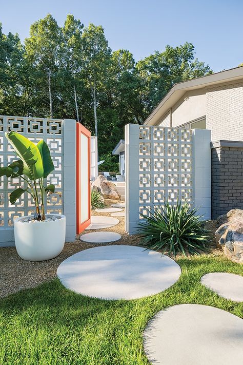 Breeze Blocks Fence, Palm Springs Patio Ideas, Palm Springs Backyard Pool Ideas, Palm Springs Fence, Breeze Block Fence With Gate, Palm Springs Outdoor Patio, Palm Springs Yard, Palm Springs Pool Landscaping, Florida Home Landscaping Front Yards