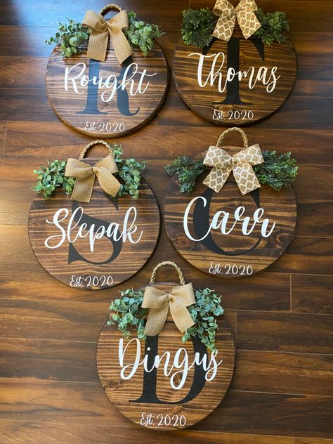 Wooden Signs Cricut Diy, Diy Cricut Door Signs, Wood Round Cricut Crafts, Cricut Projects Signs Diy Wood, Diy Round Wooden Signs Cricut, Cricut Plaque Ideas, Wooden Rounds Sign, Diy Farmhouse Door Hanger, Diy Circle Wood Sign