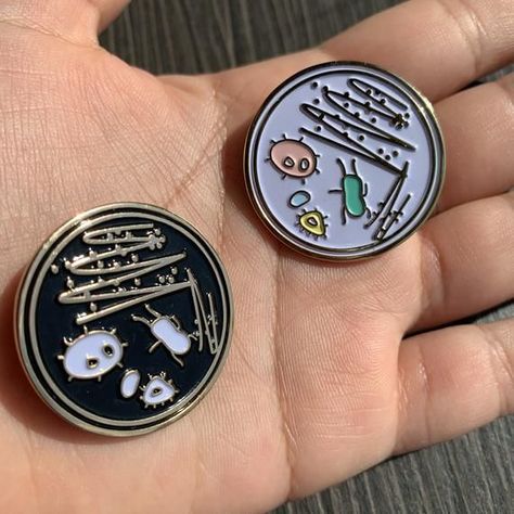 Set of 2 petri dish enamel pins. Perfect for any microbiology enthusiast or scientist! #enamelpins #microbiology #science . #Agar_Art #Science_Pins #Microbiology_Lab #Mickey_Mouse_Costume Microbiology Tattoo Ideas, Agar Art, Microbiology Art, Science Pins, Microbiology Lab, Mickey Mouse Costume, Science Stickers, Petri Dish, Bag Pins