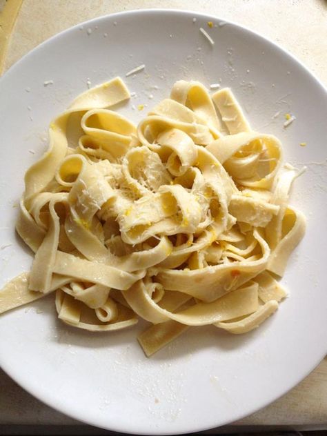 It's easy to make fresh gluten-free pasta. You only need 4 ingredients and 25 minutes. Homemade Gluten Free Pasta, Dairy Free Pasta Recipes, Fresh Pasta Recipes, Dairy Free Pasta, Homemade Pasta Recipe, Brown Rice Pasta, Brown Rice Flour, Homemade Gluten Free, Pasta Dough